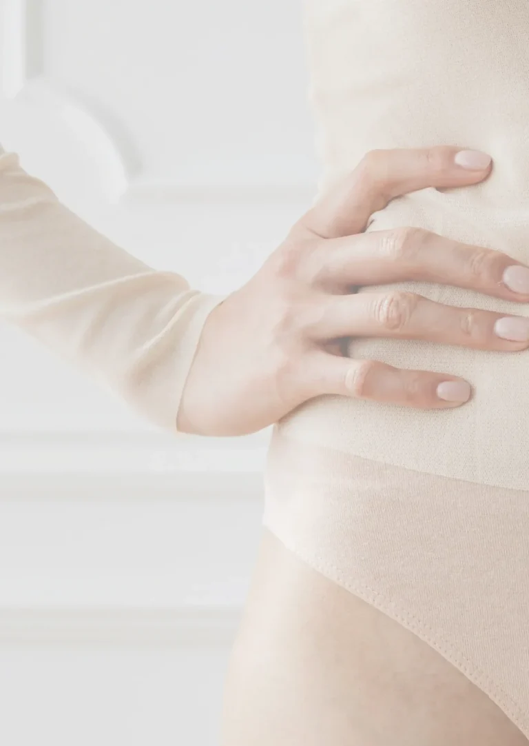 Kobieta trzymająca się za podbrzusze – zdrowie intymne i leczenie nietrzymania moczu Wrocław